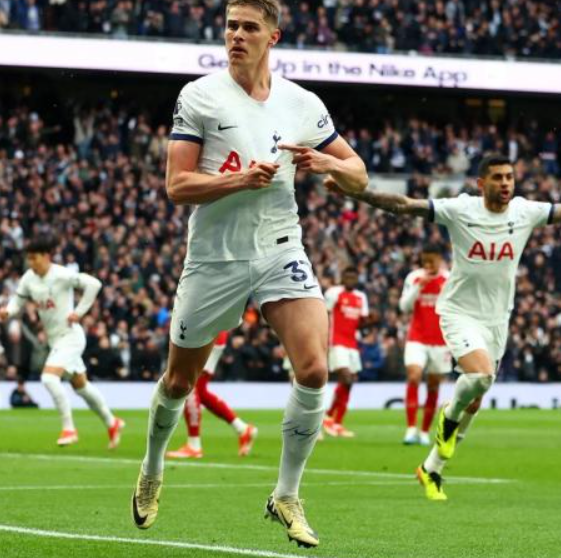 英超热刺平桑德兰：范德芬闪耀全场成焦点