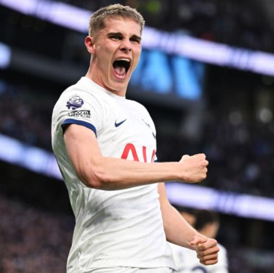 英超热刺平桑德兰：范德芬闪耀全场成焦点