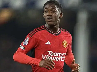 萨哈谈曼联中场梅努：聚焦赛场表现，勿过早受合约纷扰