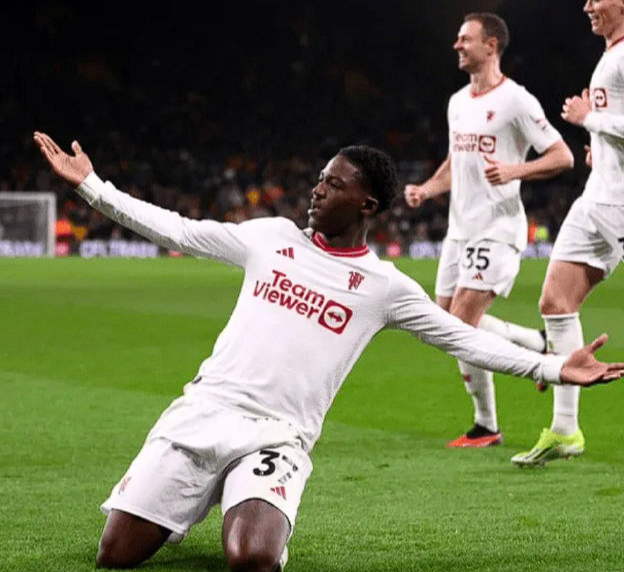 萨哈谈曼联中场梅努：聚焦赛场表现，勿过早受合约纷扰